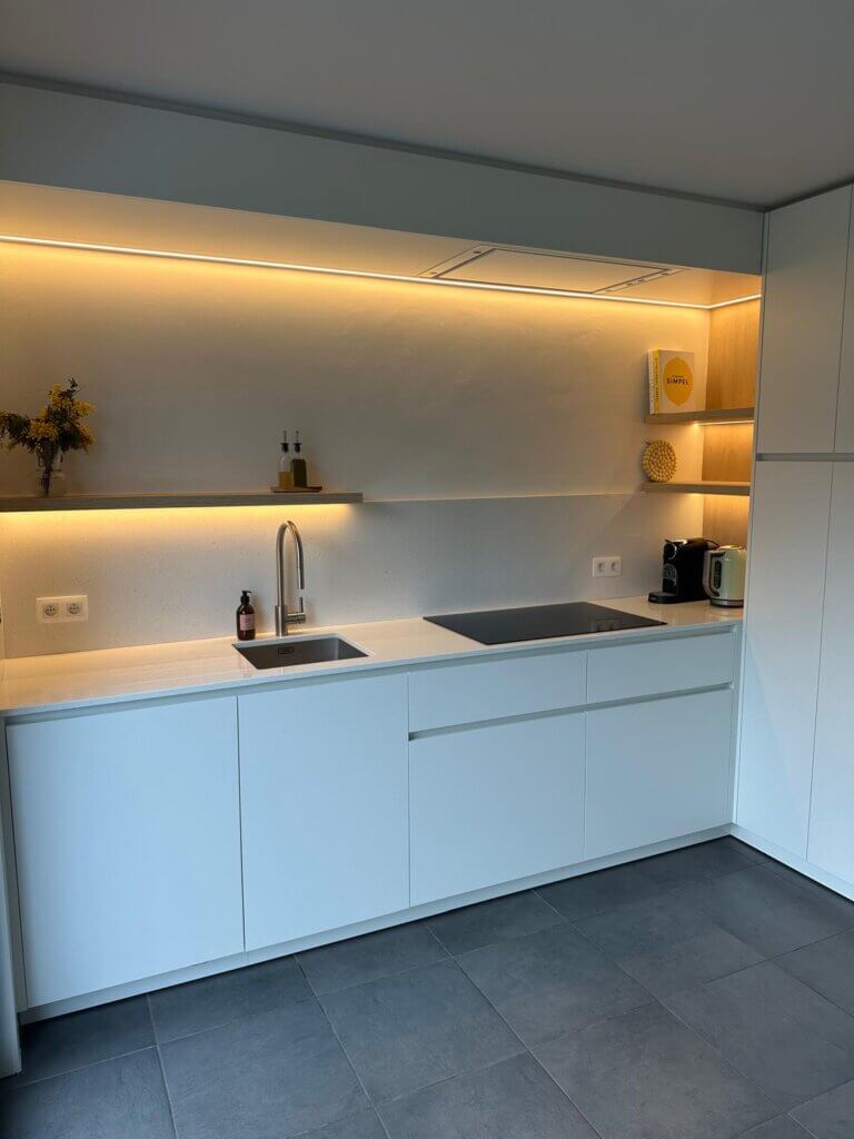 Realisatie van Smart Home Tech: elektriciteit en smart home in West-Vlaanderen
